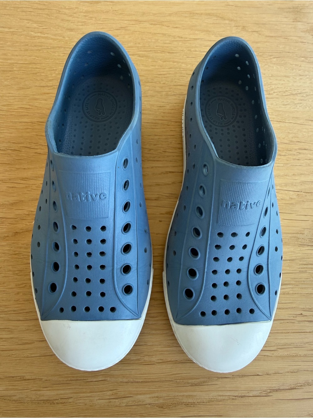 Native Jefferson Oasis Blue/White
Classic slip on kids shoe